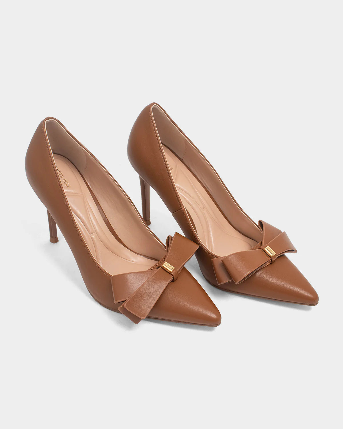 Kenneth Cole Tacones Para Mujer Julian Bow Pump KWS5074AM Dark Brown