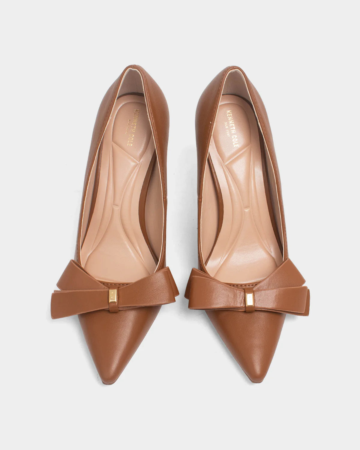 Kenneth Cole Tacones Para Mujer Julian Bow Pump KWS5074AM Dark Brown